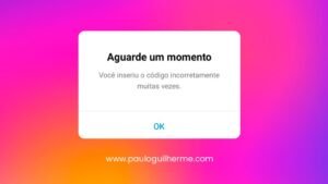 Erro do Instagram em contas invadidas. Como resolver A imagem está com um fundo colorido nas cores lilás e laranja misturadas, onde há um retângulo central com fundo branco apresentando a seguinte mensagem de erro do Instagram: "Aguarde um momento. Você inseriu o código incorretamente muitas vezes." e em seguida um botão de OK. Abaixo, o endereço do site: "www.pauloguilherme.com.br"